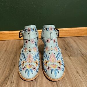 Blue flower sandal chunky heel. Size 11.